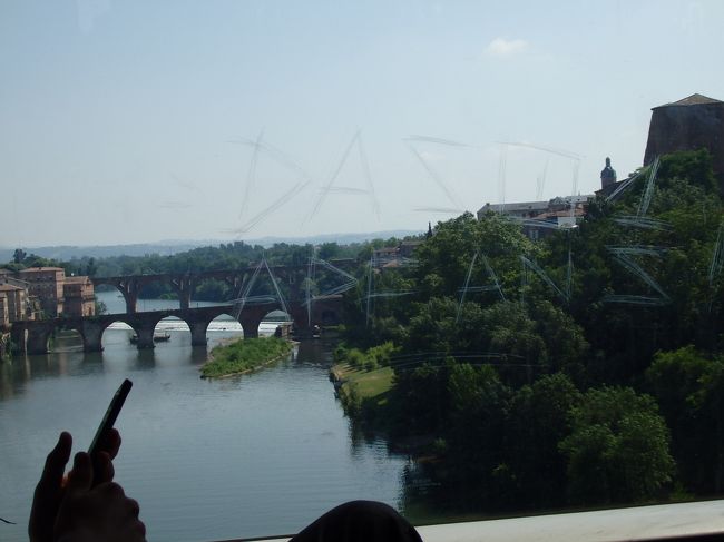 トゥールーズへの車窓風景<br /><br />川を渡って
