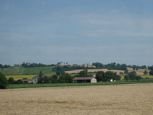トゥールーズへの車窓風景<br /><br />長閑な風景が続きます。