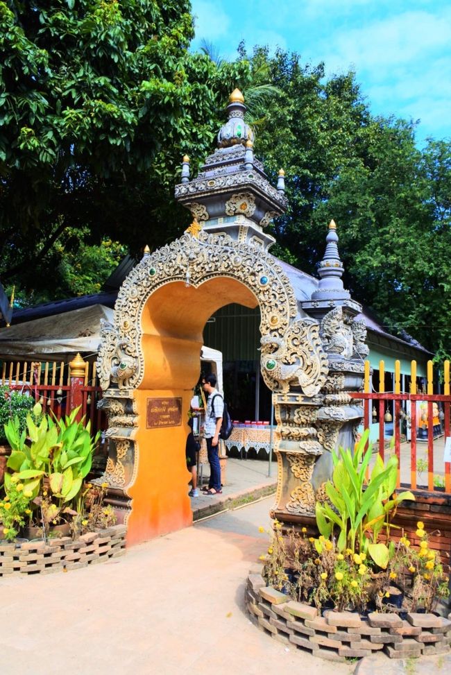 日本の寺と違って煌びやかな寺がおおいです。