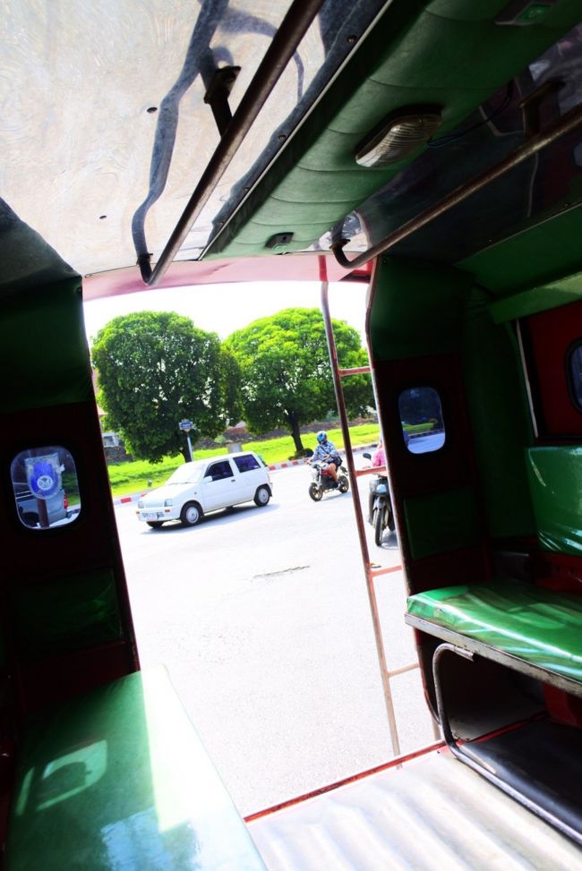 レッドバスの中から、<br />レッドバスは1人あたり50パーツほどで<br />乗れる相乗り車です！<br />安いし便利！<br />ただ、結構後回しにされるから<br />歩いた方が早いときも、、、