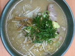 夜、ラーメンを食べに出ました。
彩未という人気店で、いつも外に行列ができているとか。
なんとこの日はすんなり中に入り15分ほどで着席できました。
写真は味噌ラーメン。
すみれの暖簾わけのお店ということですが、すみれよりあっさりとしていてこっちのほうが好きです。
美味しかった！
