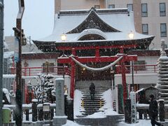 途中「豊川稲荷」も眺めつつ・・地下鉄に乗ろうかとも思いましたが、傘を差しながら歩いてみました・・