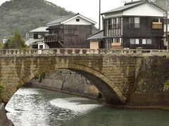 理髪店を経営する 風吹ジュン が橋を渡った角にある 喫茶いづみ で(右端の建物で撮影)