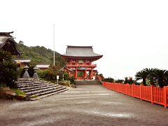 楼門

強風の中、宮崎旅行の〆、パワースポット鵜戸神宮までやって来ました。

ブラタモリ で タモリさん が聞いてました。
気になったのでネットで調べて知ったのですが、
日本の神社は山への信仰と密接なつながりがあり、多くが山登り、上る構造の境内になっていますが、この鵜戸神宮は石段を下った先に社殿が存在するという非常に珍しい境内の配置となっている神社です。
家の中の神棚も高いところにあります。参道から見下ろせる本殿というのは何か有るのでしょうか？？？
他に群馬の貫前(ぬきさき)神社、熊本の草部吉見(くさかべよしみ)神社 そして、この鵜戸神宮を「日本三大下り宮」と言われていますとの事。

台風接近中！
この位置では強風で傘が壊れても、まだ波しぶき等感じられなかったのです。
が、・・・