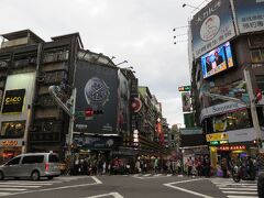 基隆連珍餅店で会社用のお土産と連珍芋泥堡堡を購入。
そのまま夜市へ。

「基隆夜市」