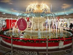 用事も終わり行きつけのスタンドバーに行く途中のホワイティ泉の広場もクリスマスイルミネーションになっていました。