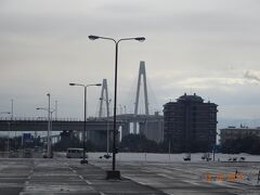 　　新湊大橋～　全長６００ｍ。　日本海側最大の２層構造の斜長橋。