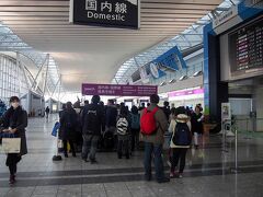 旅の始まりは仙台空港、エアーはピーチです。カウンターではなく自分で発券するシステムでした。予約の際のバーコードとパスポートのスキャンの２ステップで発券完了。