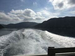 快晴の夏空のもと、高速船は風を切って進んでいく
心地よい熱風ともはや気持ちいい揺れが船旅を一層貴重なものとしてくれる

奥に見えるのが内離島（内灘島）である、かつて西表炭坑があった時代には一定数の人が居住していたようである、しかし、西表島の石炭は層が薄いために採掘は非効率となり早々に閉山となっている、当時の過酷な労働条件を伝えるパネル展示が白浜港ターミナルにあった
ちなみに、内離島の裏手には外離島（外灘島）が存在し、そちらには一人の男性が自給自足の生活をしているらしい