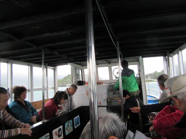 グラスボートの船内。