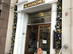 そして、その道路の反対側にあるのが、紅茶専門店「ＴＷＩＮＩＮＧＳ」です。