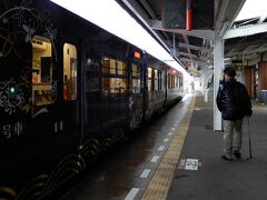 東萩駅
昼食がまだなので、どこかで弁当を調達して列車で食べようと考えていたのですが、神社から駅までの道では、スーパーもコンビニも見つけることができませんでした。