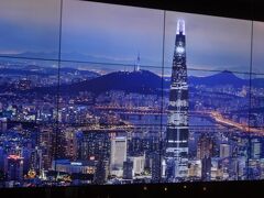 韓国・ソウル　蚕室(チャムシル) 『ロッテワールドモール』

『ロッテワールドタワー』の写真。

2017年04月03日、ソウルの『ロッテワールドタワー』が
ようやくグランドオープンしました。
韓国で最も高いランドマークの誕生です。世界で6番目に高いビルだそう。

ウィキペディアによる世界の超高層ビルランキング

1 ブルジュ・ハリファ（ドバイ UAE）828m 
2 上海中心 （上海 中国）632m 
3 アブラージュ・アル・ベイト・タワーズホテル棟 
（メッカ サウジアラビア）601m 
4 平安国際金融中心 （深●祁 中国）600m 
5 高銀金融117 （天津 中国）597m
6 第2ロッテワールドタワー （ソウル）555m

ここまでの旅行記はこちら↓

<アシアナ航空で行くソウル ① 成田国際空港第1ターミナルにある
スターアライアンス加盟航空会社ラウンジ（全日空『ANAラウンジ』、
ユナイテッド航空『ユナイテッドクラブ』）＆プライオリティパスで
入れる大韓航空『KALラウンジ』、カード会社ラウンジ『TEIラウンジ』
＆『IASS エグゼクティブ ラウンジ 1』へ！ブランドショップ＆DFS>

http://4travel.jp/travelogue/11253530

<アシアナ航空で行くソウル ② 驚きなアシアナ航空の機内サービス（泣）
仁川空港から明洞まではリムジンバス、
2015年5月に明洞エリアにオープンした『ホリデイイン エクスプレス
ソウル 乙支路（ウルチロ）』宿泊記>

http://4travel.jp/travelogue/11254523

<アシアナ航空で行くソウル ③ 明洞散策ではレートがよい両替所で
換金し、グルメ＆お買い物♪ チーズたっぷり！
【ジェームズ・シカゴ・ピザ】明洞店、おいしいパッピンス、
明洞でおすすめNEW OPENのマッサージ店【BlueArirang
（ブルーアリラン）】で癒しの時間>

http://4travel.jp/travelogue/11275247

2016年12月に移転オープンした（ジェジュンがオーナーのお店）
【カフェ・ジェイ・ホリック】三成洞＆【MOLDIR（モルダー）】清潭洞↓

<渋谷に『TRUNK（HOTEL）』がグランドオープン！
2017年7月21日、キム・ジェジュンさんのビルが渋谷センター街に
オープン！【cafe de KAVE】、【KAVEMALL】、 【CAFE J HOLIC
（カフェ・ジェイ・ホリック）】三成洞、
ジェジュンがアートディレクターを務める【MOLDIR（モルダー）】
清潭洞、【ヤホ コーヒー アット プレイン ピープル】中目黒店など>

https://4travel.jp/travelogue/11263713

<アシアナ航空で行くソウル ④ 江南散策♪
『SMタウン コエックスアーティウム』で東方神起やSUPER JUNIOR、
SHINee、EXOなどの最新グッズやメンバー写真、
【SUM CAFE】でお薦めスイーツ、2016年12月24日に東京・赤坂に
オープンした【SMT Tokyo（エスエムティー トウキョウ）】をご紹介>

https://4travel.jp/travelogue/11285127

<アシアナ航空で行くソウル ⑤ 江南・三成★ 
2017年キム・ジェジュンの東京ファンミ含む！ 生ジェジュンを
良席からパシャパシャ♪ 東京・調布市のオリパラピック新施設
『武蔵野の森総合スポーツプラザ』の飲食店、
2016年12月に新しくなったショッピングモール
『スターフィールド コエックスモール』(旧コエックスモール)、
『パルナスモール』のショップ＆グルメ、ドイツの紅茶専門店
【ロンネフェルトティーハウス】コエックスモール店>

https://4travel.jp/travelogue/11309106

<アシアナ航空で行くソウル ⑥ 蚕室(チャムシル)★ 2017年4月3日に
オープンした世界で6番目に高い『ロッテワールドタワー』＆
大型複合モール『ロッテワールドモール』のデパート
『AVENUEL（アベニュエル）』、『ロッテワールドショッピングモール』
のグルメ＆ショップ、ドリンクをいただきにJCBカードを持参し
ロッテワールド【グローバルVIPラウンジ】へ♪>

https://4travel.jp/travelogue/11309150