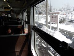 仁保駅では、保線区員さんが雪かきをしていました