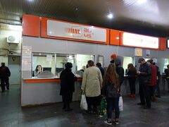 今回はカード自体を購入する必要があったので、デポジットカードを専用窓口で購入します。

専用窓口は地下鉄の乗り場にありました。

最初に左側の窓口でデポジットカードを２GEL（日本円100円）で購入します。そして右側の窓口に並び直し、チャージしたい金額をカードに添えて窓口のお姉さんに渡します。レシート共にカードが返却されて手続き終了です。

一つの窓口で２つの対応ができない理由は分かりませんが、周囲の人の行動を見ながら真似することで、問題無く入手できました。

チャージ金額は５GEL。ジョージアの公共交通機関は安価なので、ジャージする金額は少なくてOKです。カード自体は帰国の際に返却すると返金されるのですが、お土産として持ち帰ると良いですね。

これで地下鉄＋バスが自由乗降できます。