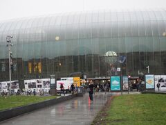 ストラスブール駅まで徒歩でゆっくり歩いて１５分ぐらいかな
遠くからでもピカピカ光って見えるので目印になりました
早朝のせいか、まったく検問してなかった…
