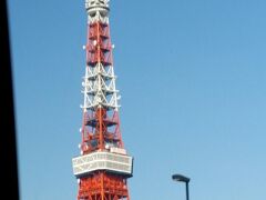 　2017年12月21日（木）阪急トラピックス主催の日帰りバスツアー
「東京クリスマス＆イルミネーション　ホテルランチビュッフェ」に参加しました。わりと最近思い立ち、東京・千葉周辺で空きのあるのは、この日の西船橋発のみだったので、即ネットで申し込み。
　10:50 西船橋集合で、早めに着いたら、バスが数台止まっていました。受付の方が「６号車です」「何台出るの」「６台です」！他人のことは棚に上げ、皆さんどれだけイルミネーションが好きなの？彼氏はいないの？と思わず思ってしまいました。乗客は中高年の女性がほとんど。普通のバスツアーと同じです。
　高速に乗るまでに渋滞で30分以上かかりました。お天気は晴れ。東京タワーも綺麗に見えます。