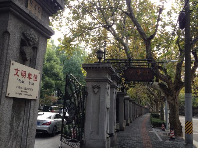 内側にはレストランがあるようです。