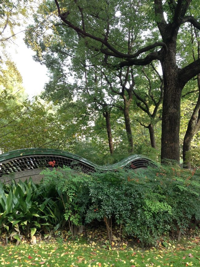 うねうねの塀を追いかけていくと…