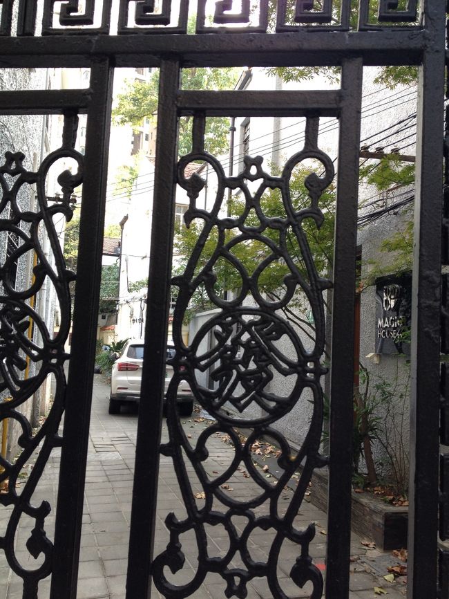 洋風な門に「発」が組み込んであります。