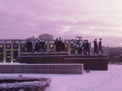 勝利広場、雪をかぶった民衆の像