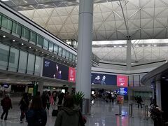 香港国際空港に無事到着しました。
もう、サクララウンジとビジネスクラスを堪能したので、空港についた時点で旅の達成感がありました笑
ビジネスクラス、素晴らしいですね。ストレスなく目的地に到着することが出来ました。社会人2年目にして贅沢をおぼえてしまった気が...笑
ご覧いただきましてありがとうございました！
この後は、ここからArrivalラウンジに行き、ホテルを目指します。