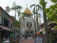 サルタン・モスク

多民族国家シンガポールではイスラム教徒の人も沢山住んでいます。
そのイスラム教徒の活動の中心地であるサルタン・モスクはシンガポール最大のイスラム教寺院です。

毎日イスラム教徒が熱心にお祈りに足を運ぶ場所であり、その美しいモスク内は観光客も一目見ておきたい場所でもあります（引用）