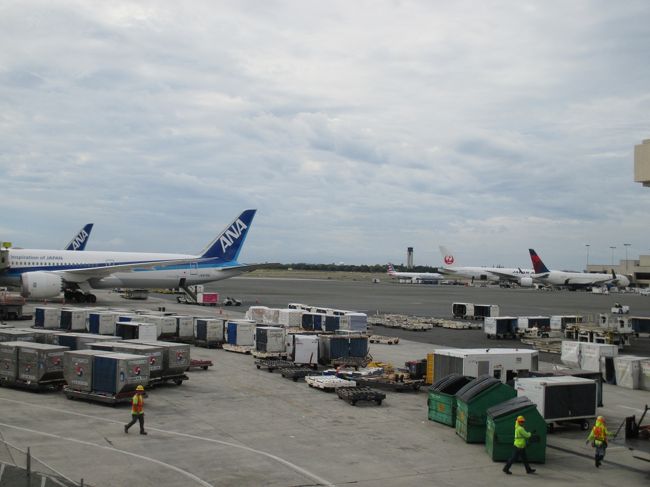 開放的なコンコース。気持ちいいのですが、少し寂しくなりますね。