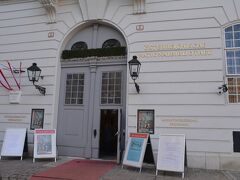その横のオーストリア国立図書館にある、ウィーンでここだけは行こうリストに入っていた世界一美しい図書館と言われてるプルンクザールへ。

入口見つけにくいとの情報だったけど、すぐわかりました。
上の写真の王宮正面からちょっと南に行き、スペイン乗馬学校の先の広場みたいなところにある像の裏手のこの扉が入口。7ﾕｰﾛ。