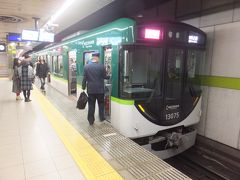 出町柳17:12>>特急中之島行き(紅葉特別ダイヤ)>>中之島18:15
出町柳駅で京阪に乗り換えです。
例のチケットは京阪全線乗り放題なので安心です。

乗車したのは京阪の新型車両13000系でした。かっこいい。
新車の香りがまだ残っていました。
