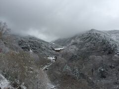 さらに上の十勝岳温泉陵雲荘まで行ってみた。駐車場の手前に雪が堪っていてちょっと怖い
