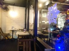 BRICK LANE Gallery
http://www.bricklane.com.hk

奥まったところにあった静かなカフェでディナー。ビールとサラダを注文。香港ぽい入りたいお店は見つけられず、でもこれもまた香港という感じ。このお店をGoogleマップで見たらイギリス料理とあった

明日の予定は未定、マカオに行けたら行こうかなと考えていたけれど、もう少し香港の街を歩いてみようと思う

ネットで「深夜特急」（大沢たかお）を観ながら寝よう


ありがとう
つづく