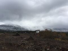 望岳台。雪の山すそが見えますが、十勝岳は雲の中