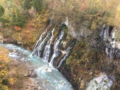 しらひげの滝。本流ではなく側面の崖からしみ出す水の滝。本流の川の色は火山性の流入物のためか青白い。橋の上からよく見えます。ただし寒い