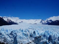 モレノ氷河、巨大です。今までアラスカ、北極、NZや他のパタゴニアでも氷河を見たことがありますが、ここが一番大きいです。幅5km, 高さ最大70mと正面に立つと見渡す限りの氷河が目の前に広がります。まるで南極に来たかのよう。