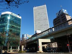 「東池袋交差点」です。
目の前にはサンシャイン６０がそびえ立っています。