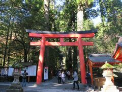温泉に入るには少し早いので、芦ノ湖畔に出かけることに。

まず目指したのは箱根神社。
