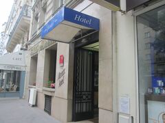 パリはホテルが高い

ガールドリヨンそばの２つ星のアドリアティックホテル
手動のエレベーターとか簡素ですが、
清潔で夏だからこれでも快適でした。