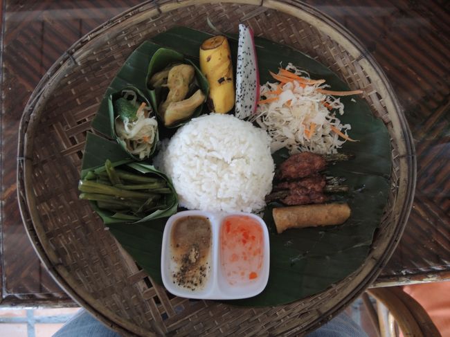 市街地に戻って昼食　日系現地旅行会社の経営するお店です。<br /><br />日本人向けに、いくつかの料理をほんの少しずつ。（カンボジア人にしたら、犬か猫のエサぐらいの量）