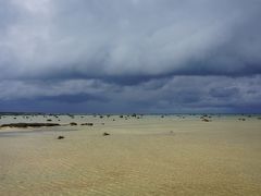 今日も「佐和田の浜」にやってきました。
昨日より潮が満ちていていい感じですが、
