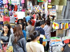 旺角駅で地下鉄を下車、亞皆老街（Argyle Street）を東に進み、二つ目の通りを曲がるとそこは女人街ナイトマーケット。現地の人が着るような日用衣類から観光客目当ての雑貨までが所狭しと並んでいます。
値段はあってないような物。もとい、ほとんど値札はついておりませんので、商魂たくましい香港人ビジネスウーマン（もといオバちゃん）と喧嘩の如く値引き合戦を楽しむ必要があります。