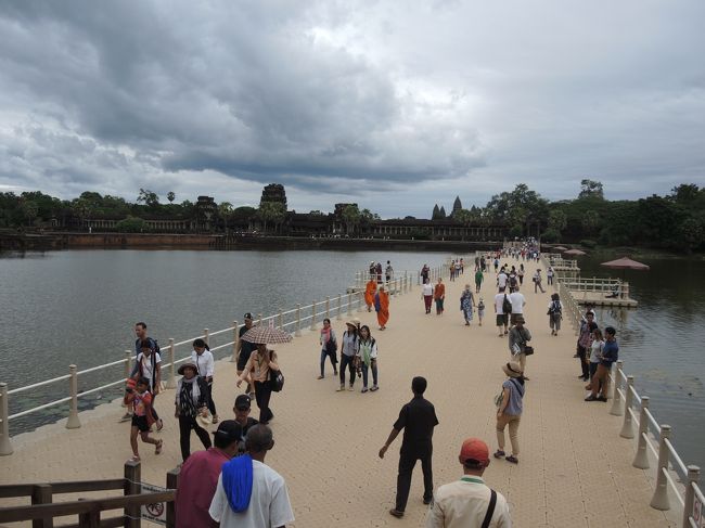 正面に通じる参道は修復工事中とのことで、臨時に設置された浮き橋で寺院へ。<br /><br />「浮き橋ね･･･これは簡単でいいんじゃないか。自衛隊なら1～2日で作れるかも。フワフワして歩き心地もいいし･･･」とも思ったのですが、流れや水量変化があまりないお濠だから可能な方法でしょう。<br /><br />西バライの大貯水池（東西8km　南北2km）などでもわかるように、当時のクメール王朝は極めて綿密に設計され張りめぐらされた高度な水利システムによって繁栄しましたが、このアンコールワットを取り巻くお濠も、そうした技術によって掘られたものです。<br /><br />その際に出た大量の土はアンコールワット造営に使用されたとか。<br />