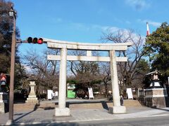 １１時前には三島大社に到着。
ご祭神は、大山祇命[おおやまつみのみこと]と
積羽八重事代主神[つみはやえことしろぬしのかみ]
の二柱です。
ナビに従っていたら手前で左折させられてしまい、近くのコインパーに止めましたが、参拝者駐車場もあります。（30分100円）