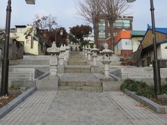 さらに西へと歩いていくと、神社の入口のような階段が。