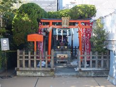伏見稲荷神社がありました。

西武新宿線に「東伏見」という駅があり、そこには「東伏見稲荷神社」があります。
そこは京都の伏見稲荷大社から分祀していただいたものです。