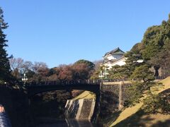 正門鉄門（二重橋）が見えました。どうやら２回目の11:00の一般参賀に入れそうです。