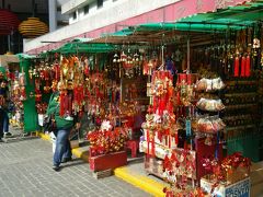 ３日目スタートです。
まずは、香港では定番のお寺「黄大仙」を目指します。今日もオクトパスカードでスイスイです。
お寺の前には、中国らしいお店が。ここで線香を買ってる人もいました。またお寺の前でも線香を売る人がいっぱい。
