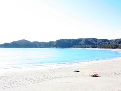 あいあい岬を後にし、弓ヶ浜へ。
小春日和、というか初夏のような暖かさで、サーファーさんが音楽を聴きながらベッドに寝そべっています。
いや～絵になるねぇ。