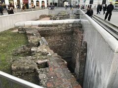 王宮の前に広場には約2000年前のローマの遺跡が保存されていました。