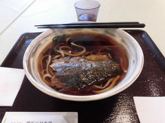 早めのランチは、「にしん蕎麦」です。
今まで食べた中で一番おいしかったです。
北海道の繁栄をもたらした　にしん　の
甘露煮の味付けが素晴らしかったです。

3切れ入りの真空パックが売られていたので、
帰りに絶対購入しようと張り切っていましたが、
帰りには完売していました。
人気商品のようで、すぐ売り切れてしまうそうです。